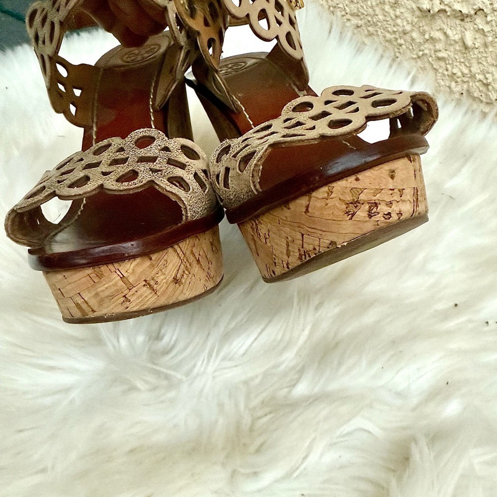 Tory Burch Nori laser cut wedge sandals - Picture 8 of 9